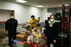 Ingrid Heinritzi-Martin (Mitte) von der Tafel Bayreuth bei der Spendenübergabe mit Simone Mettmann und Fabian Müller von der BAUR-Gruppe.