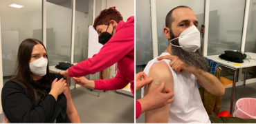 BAUR-Gruppe Mitarbeiter*innen Svenja Weid und Tilo Apitz beim Impfen