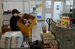 Ingrid Heinritzi-Martin von der Tafel Bayreuth mit einem Karton voll mit NICI-Kuscheltieren.