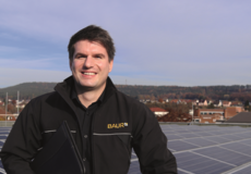 Alexander Schuberth vor der Photovoltaik-Anlage am Standort Burgkunstadt