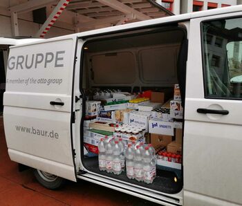 Vollgeladene BAUR-Sprinter brachten die Lebensmittel- und Drogerie-Spenden sowie die NICI-Kuscheltiere nach Burgkunstadt, Bayreuth und Neustadt bei Coburg.