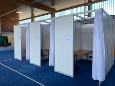 Bei großer Impfstoff-Lieferung könnte in mehreren Kabinen gleichzeitig geimpft werden.