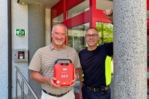 Stärkung der Notfallversorgung: BAUR-Gruppe macht vier Defibrillatoren für alle erreichbar