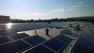 Sonnenenergie für Baur: Photovoltaikanlage auf der Frachthalle in Altenkunstadt 