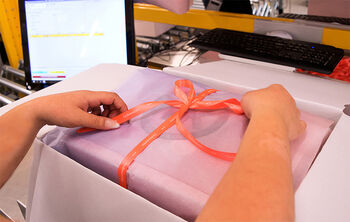 Jede Fashionette-Bestellung wird im BFS-Logistikzentrum Weismain händisch mit Seidenpapier und Satinbandschleife umwickelt.