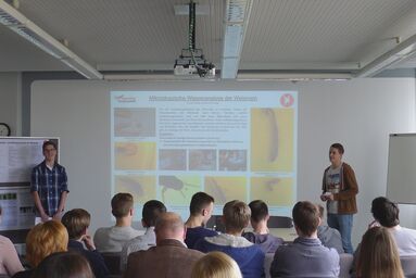 Die Schüler bei der Präsentation ihrer Ergebnisse