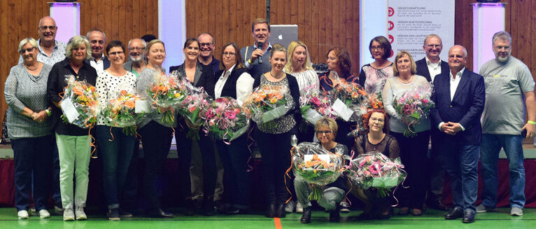 Die Jubilare zusammen mit Geschäftsführern, Vertetern des Betriebsrats und Dr. Otmar Fugmann von der Friedrich Baur-Stiftung