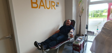 BAUR-Gruppe CEO Stephan P. Elsner bei der Blutspende.